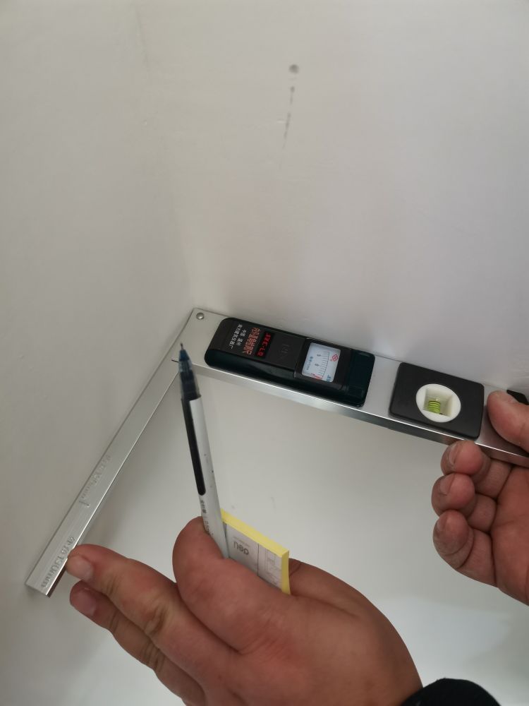 在测量中发现,这处房屋存在多处阴阳角不顺直情况,验房师建议业主注意