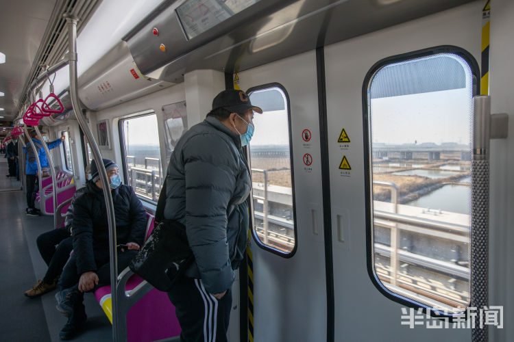 地铁8号线大涧至胶东段,市民们欣赏车窗外的风景市民们趴在车窗前欣赏