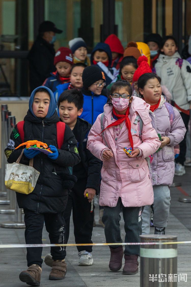 青岛:放学都捂好了!寒风中小学生全副武装走出校门