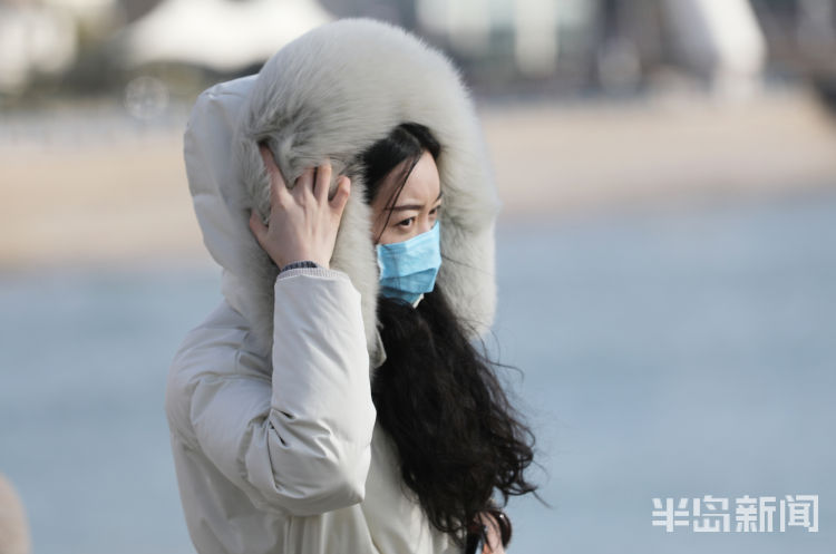 美丽冻人青岛迎来寒潮极寒天气行人在寒风凛冽中前行