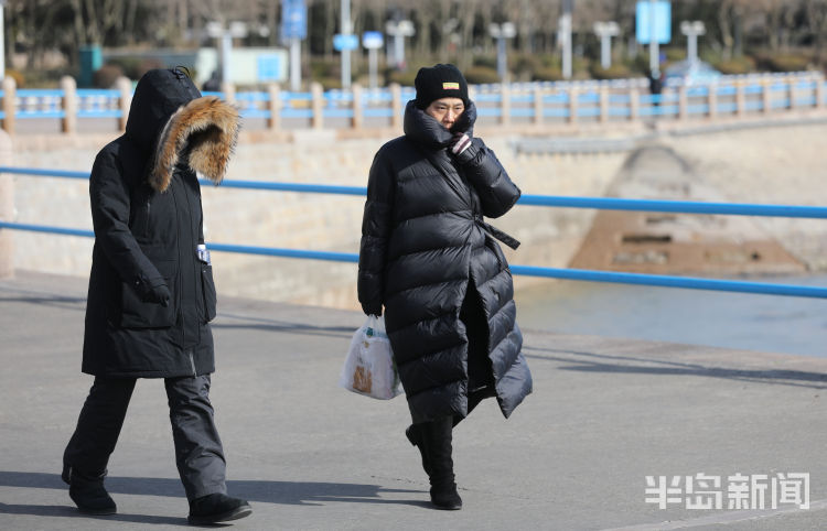 美丽冻人青岛迎来寒潮极寒天气行人在寒风凛冽中前行