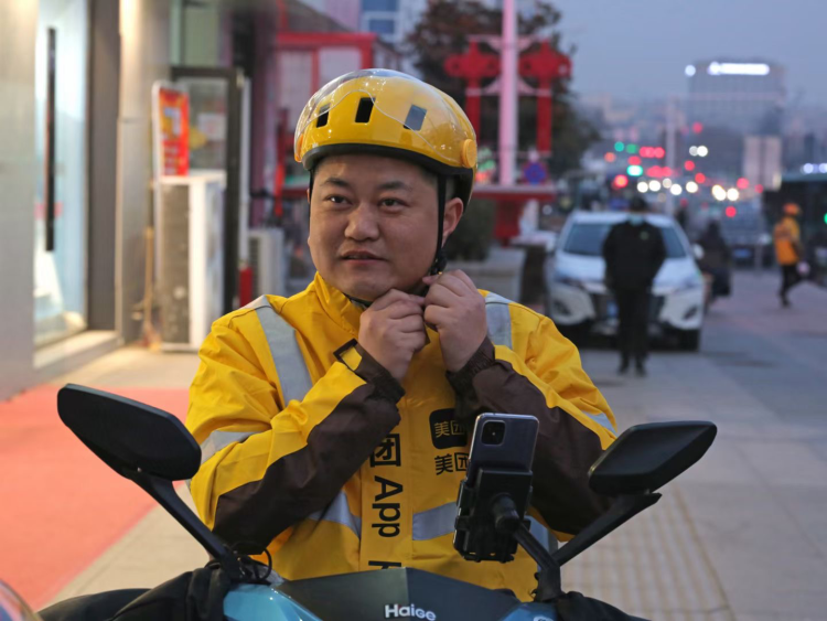 此时的他,已经成为美团外卖青岛市黄岛区香江路站的站长,高峰时期管理