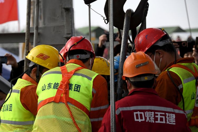 山东栖霞金矿事故救援:被困四中段和五中段的共11人成功升井