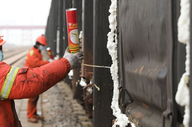 检查火车车厢的缝隙处,对有撒漏缝隙处,封胶堵塞.