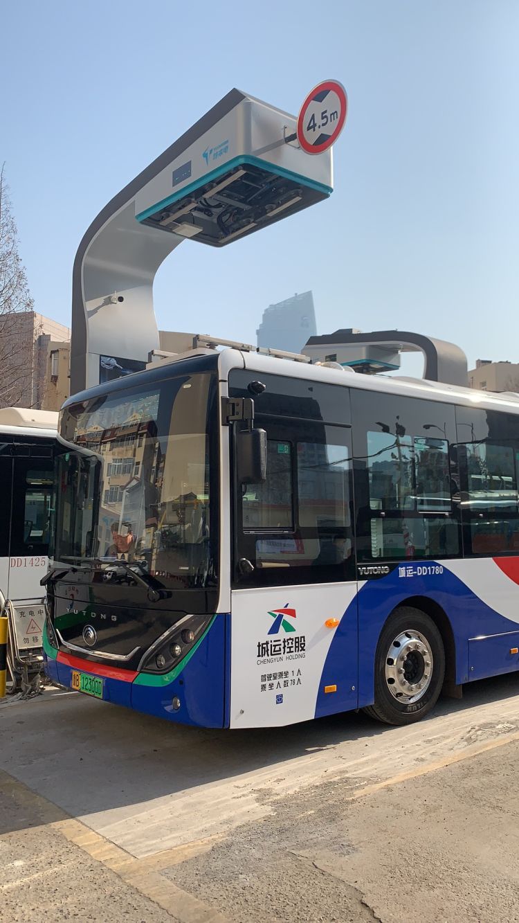 速度快全自动充电弓车辆快充设备在青启用