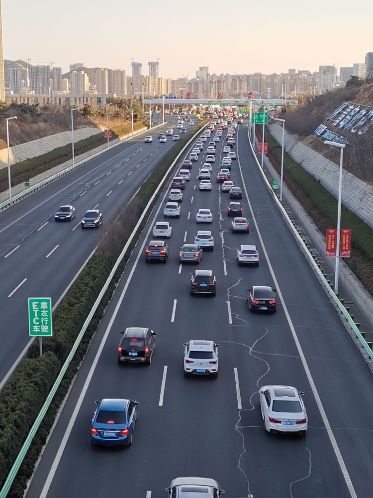 大年初六不少市民返回青岛高速公路迎来返程高峰