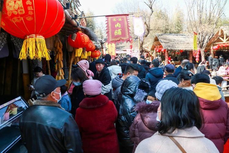 2021年春节期间,竹泉村·红石寨景区结合沂蒙文化特色策划的"过大年"