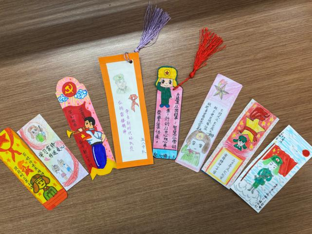 队员们自发探寻身边的活雷锋,将暖心的手绘书签,贺卡亲手送给每天为