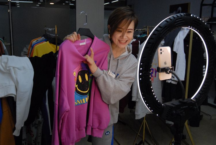 服装店主变身主播即墨千家店铺网上直播开拓市场生意红火