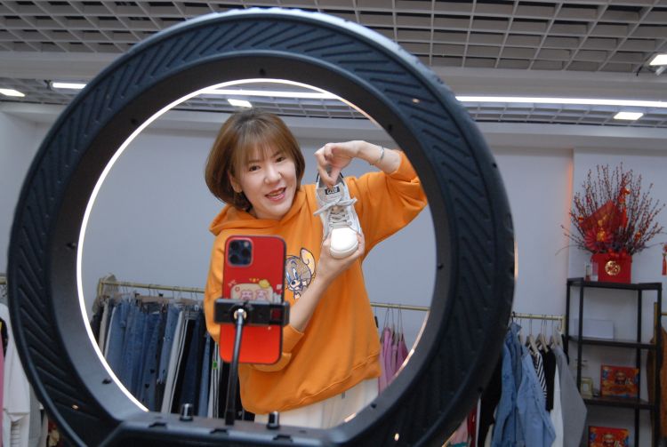 服装店主变身主播即墨千家店铺网上直播开拓市场生意红火