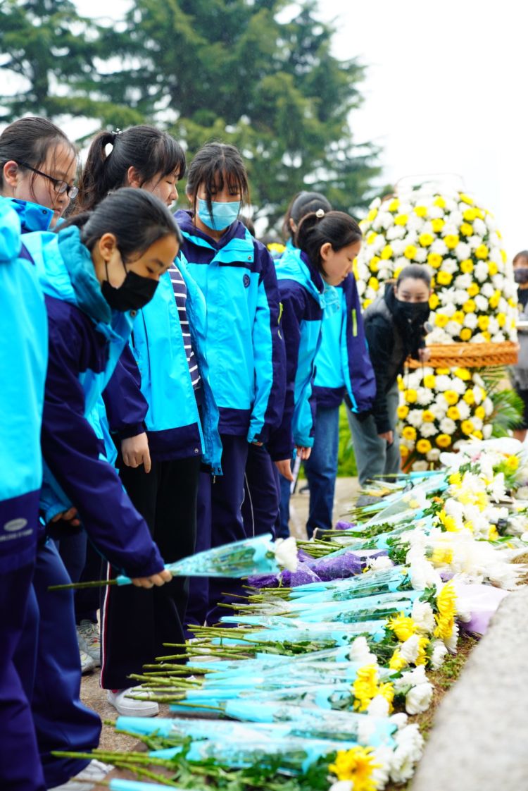 緬懷先烈學黨史青島三十九中學子參觀青島革命烈士紀念館