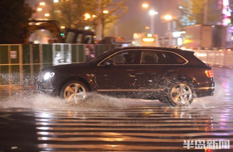 雨夜街头飞车溅水