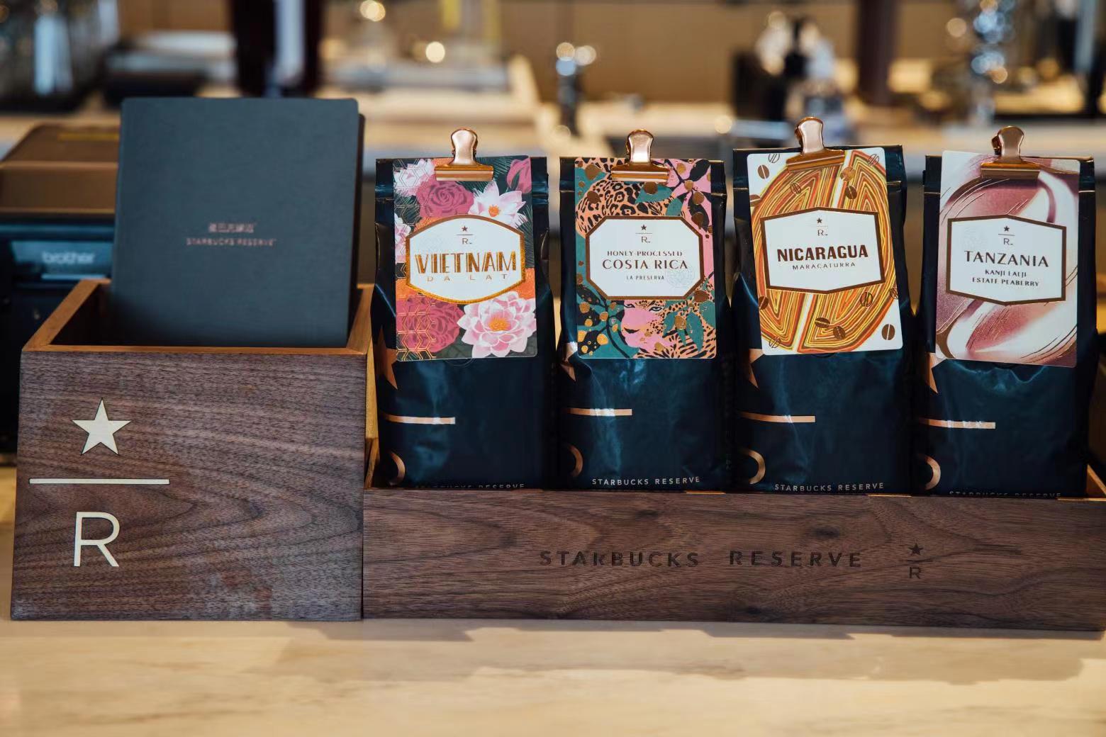 星巴克中国内地第5000家门店落户青岛山东首家星巴克臻选店开启感官新