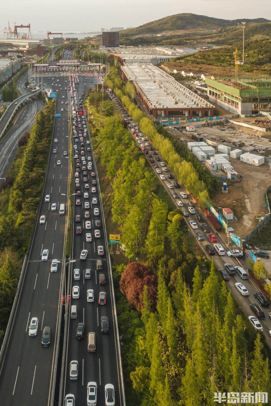 震撼大堵车节前晚高峰胶州湾隧道外车辆长如龙