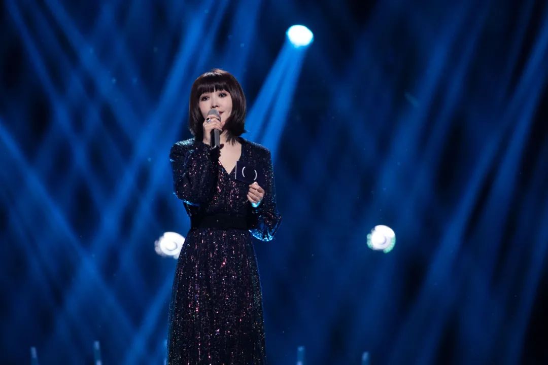 除号歌手满江用一首《奔跑在孤傲的路上》征服了在场观众,复古摇滚的