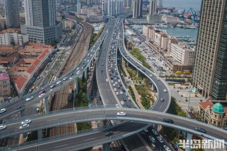 5月3日上午,新冠高架路青岛胶州湾隧道口附近车辆排起了长龙.