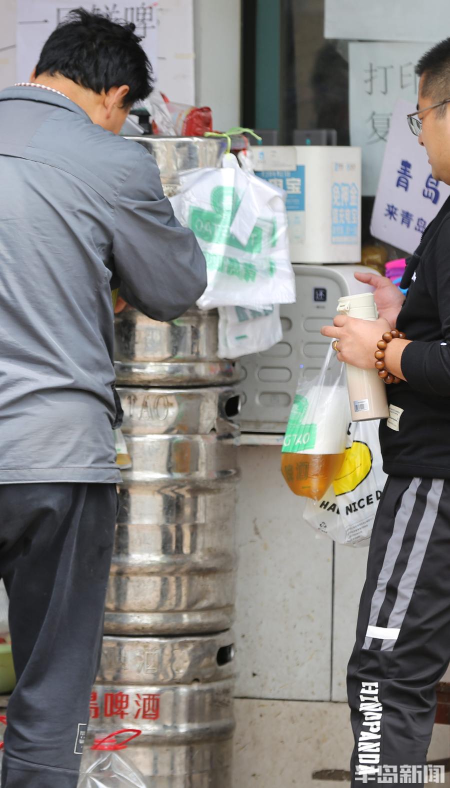 青岛:网红标配!啤酒装进塑料袋