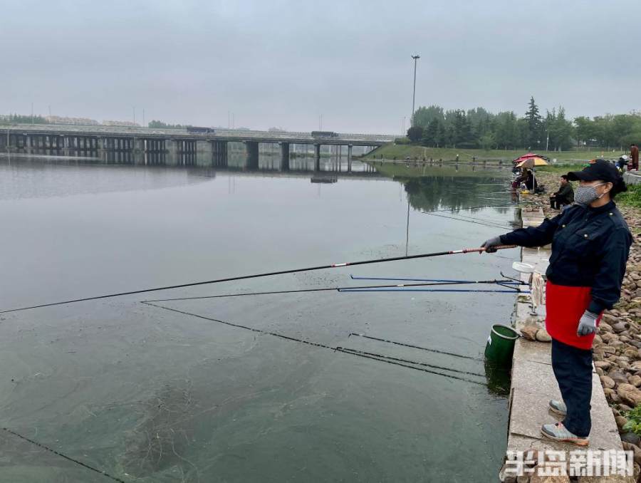 白沙河畔细雨蒙蒙 雨中垂钓其乐融融