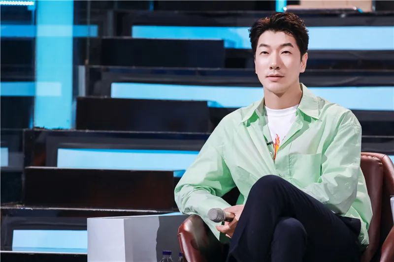 袁龙选择制作拿手面食,本次制作的"坨坨牛肉面"是袁龙面馆中的最为