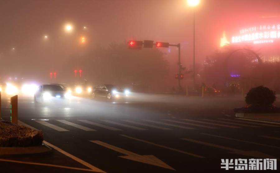 6月1日晚,岛城有大雾天气,能见度不足百米,路上车辆纷纷开着防雾灯,在