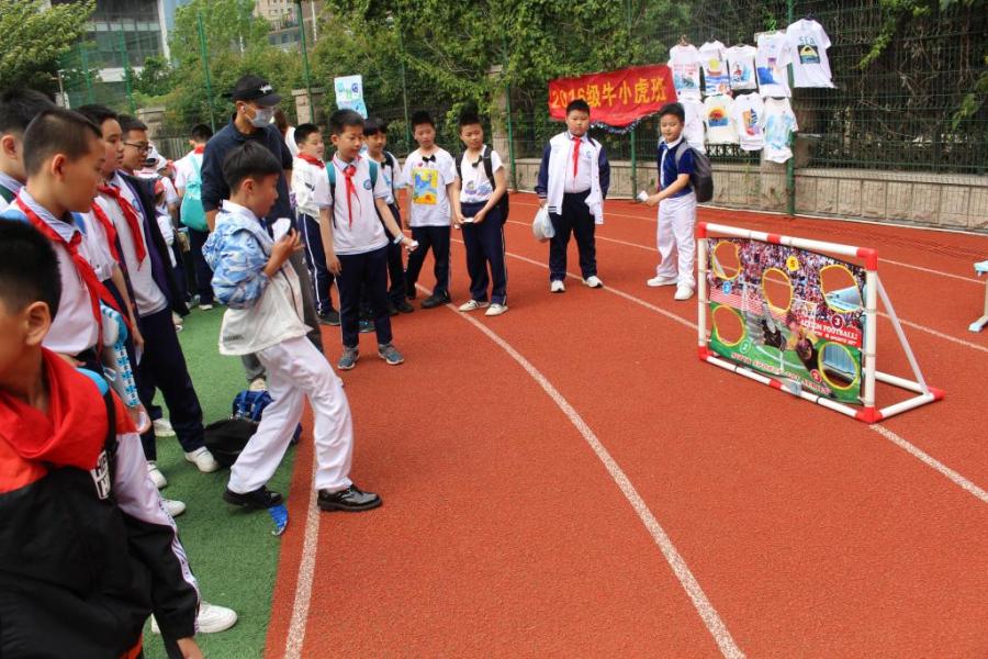 青岛海逸学校举办蓝色嘉年华游园活动.
