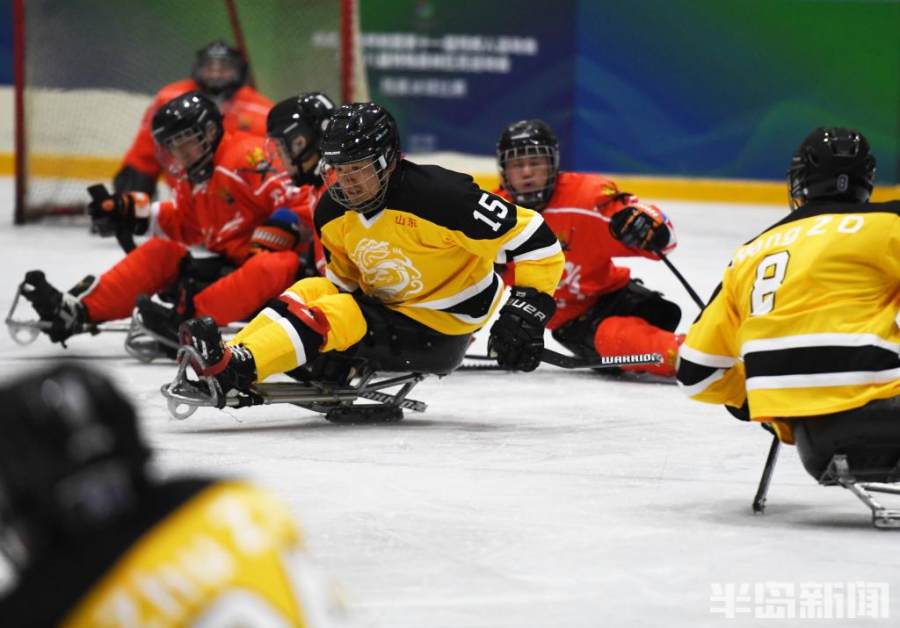 全国残运会冰球比赛在青开赛山东队111赢得首场胜利