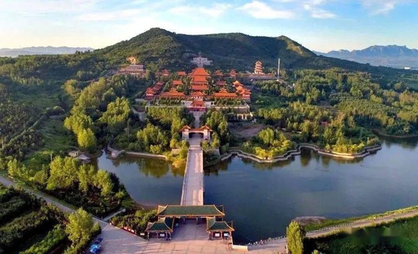 是诸城著名的人文历史景点,苏东坡在多篇作品中涉及到常山,主要有雩泉