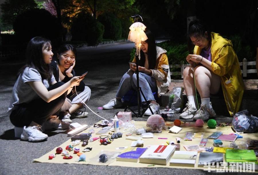 四年同窗好友一起参与跳蚤夜市摆摊.