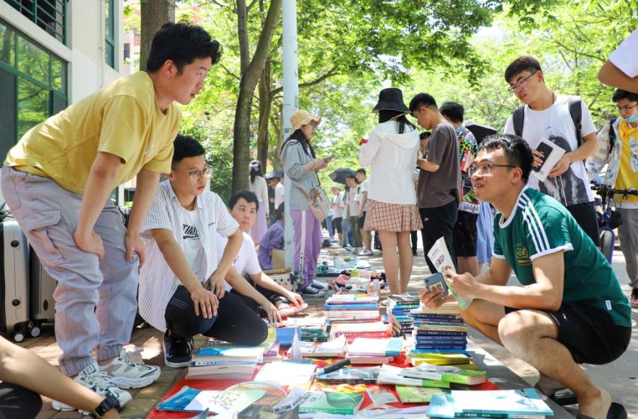 高校毕业季到来中国石油大学华东校园内开启跳蚤市场