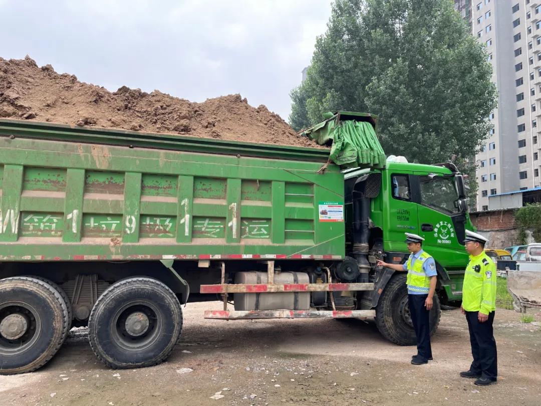 诸城交警加大巡查力度严查渣土车重型货车