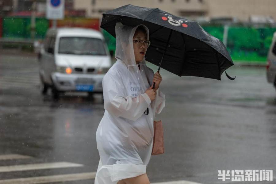 青岛 顶风冒雨上班路