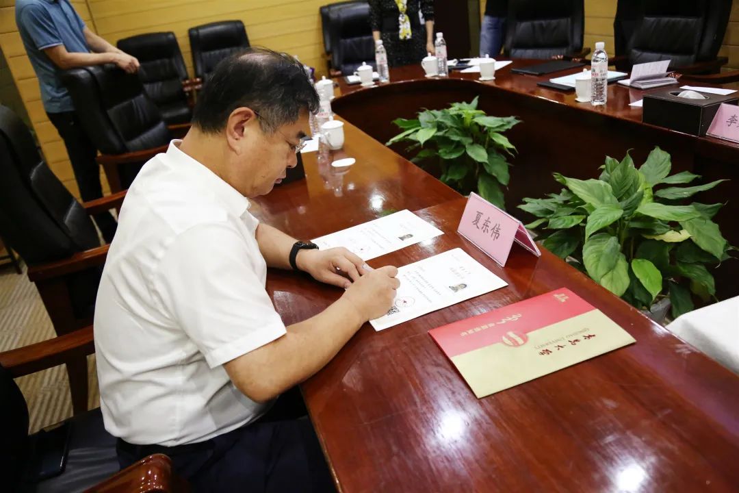 青岛大学校长夏东伟一行到学校招生录取工作现场检查指导并亲切慰问