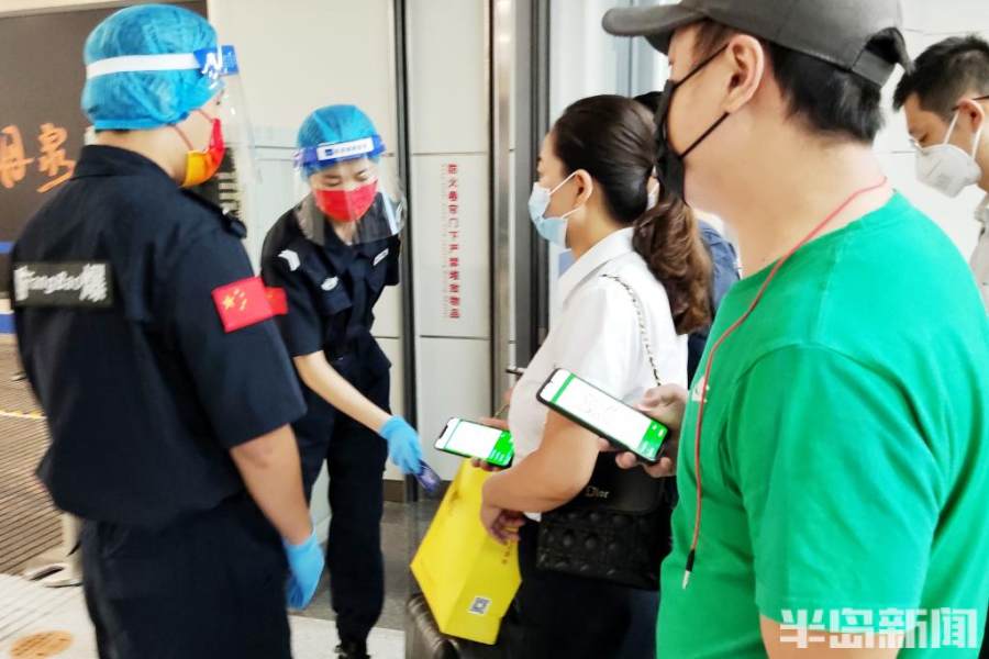进入胶东国际机场防爆防疫安检严格