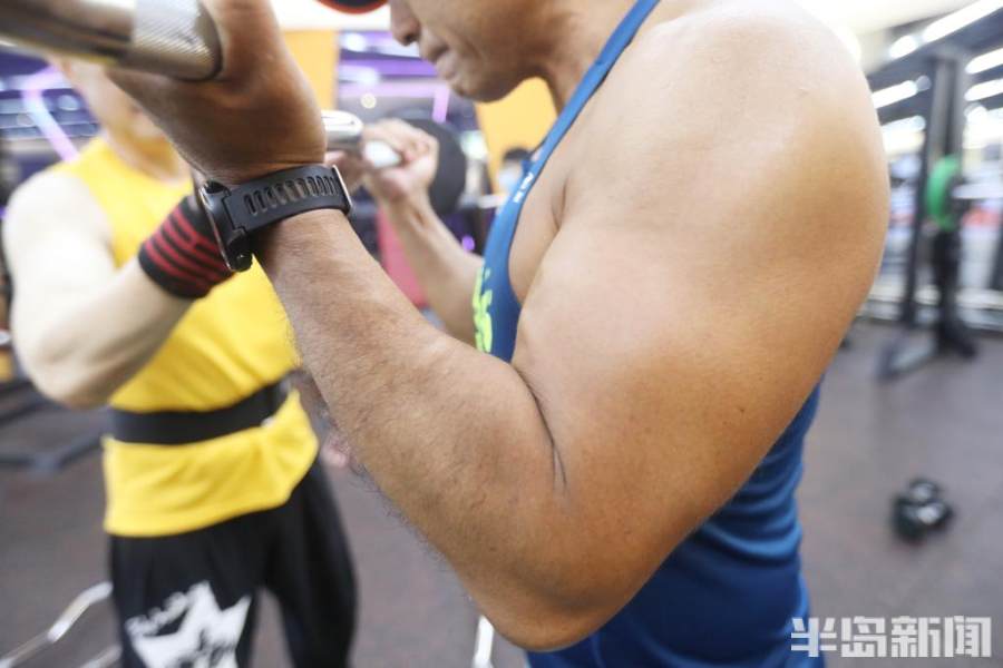 健身好友张忠,二头肌用尺子测量40厘米粗做肱二头肌训练宋毅练习哑铃