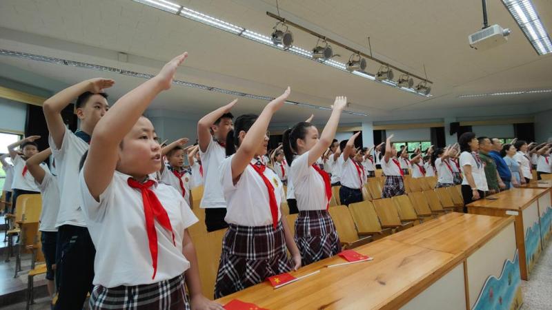 我讲党史给你听青岛嘉峪关学校童心习四史添彩红领巾开学典礼隆重举行