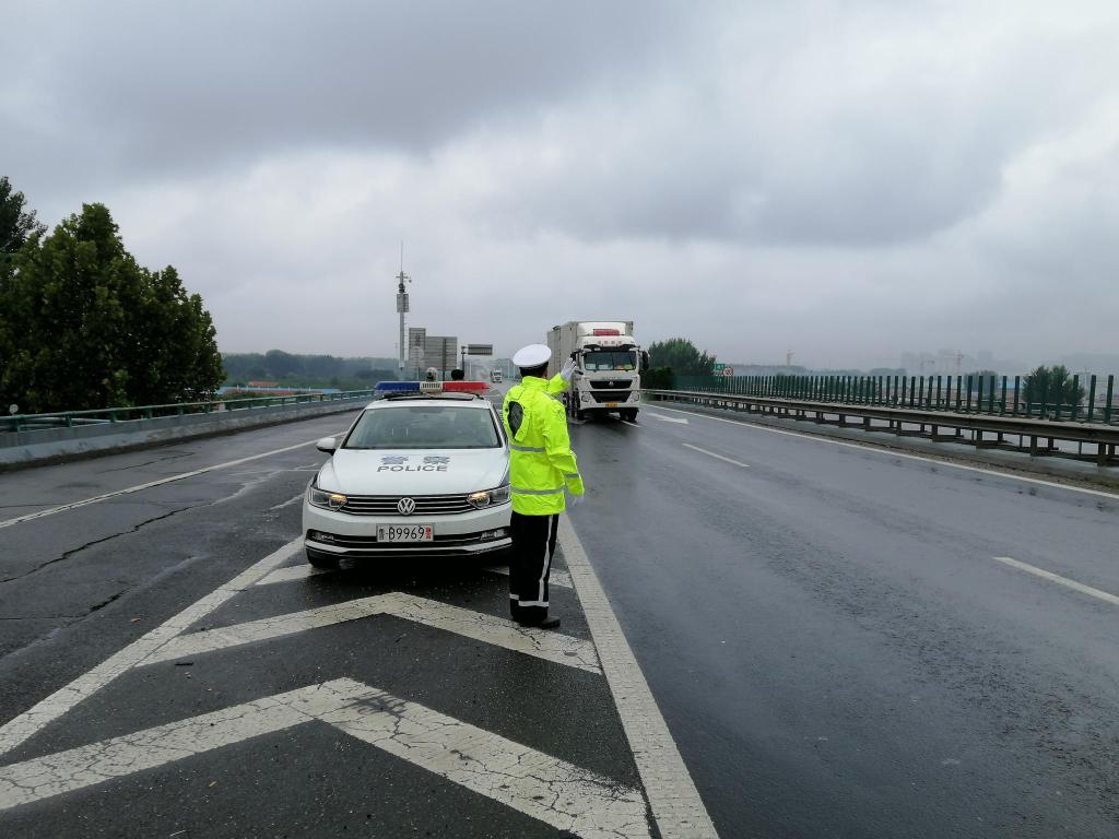 青岛同三高速交警发布辖区内事故多发路段提醒驾驶员雨天谨慎驾车