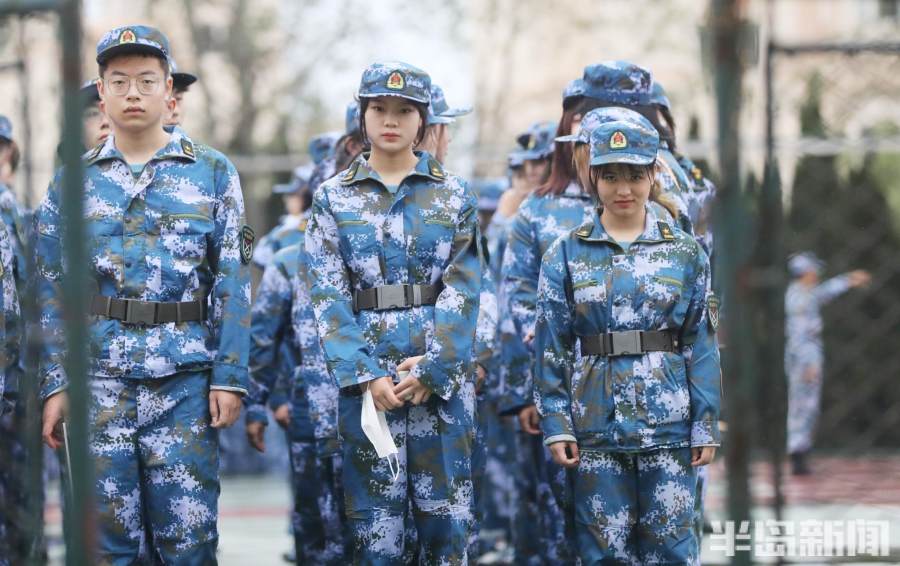 迷彩服,前往操场队伍整齐列一教官带队前往军训场大学第一课开始啦高