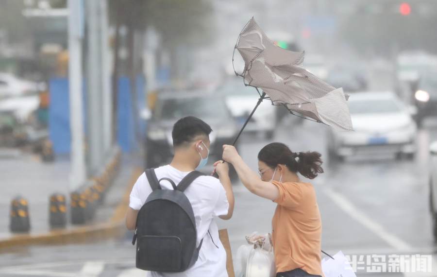 岛城狂风大作,骤雨不停,路上行人的雨伞都被吹翻,只能用力抓住,顶风