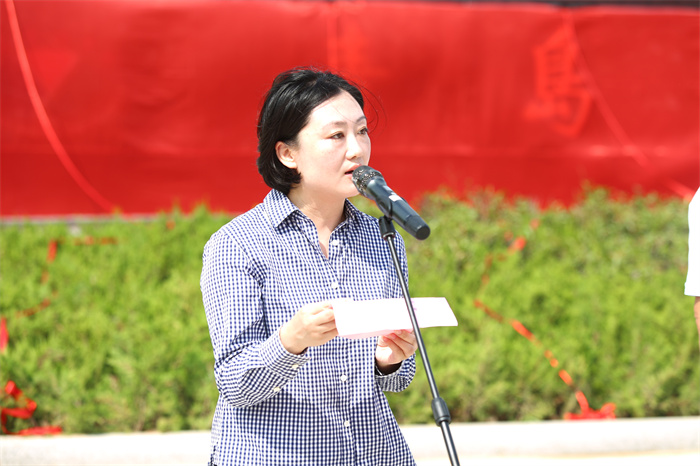 张磊娜代表西海岸新区管委对新校区的启用表示热烈祝贺,她指出:"高校