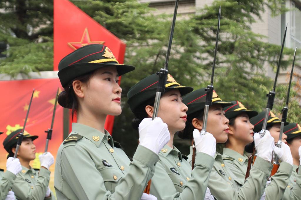 退役女仪仗兵亮相青岛大学军训场 这个大三学姐不一般-半岛网