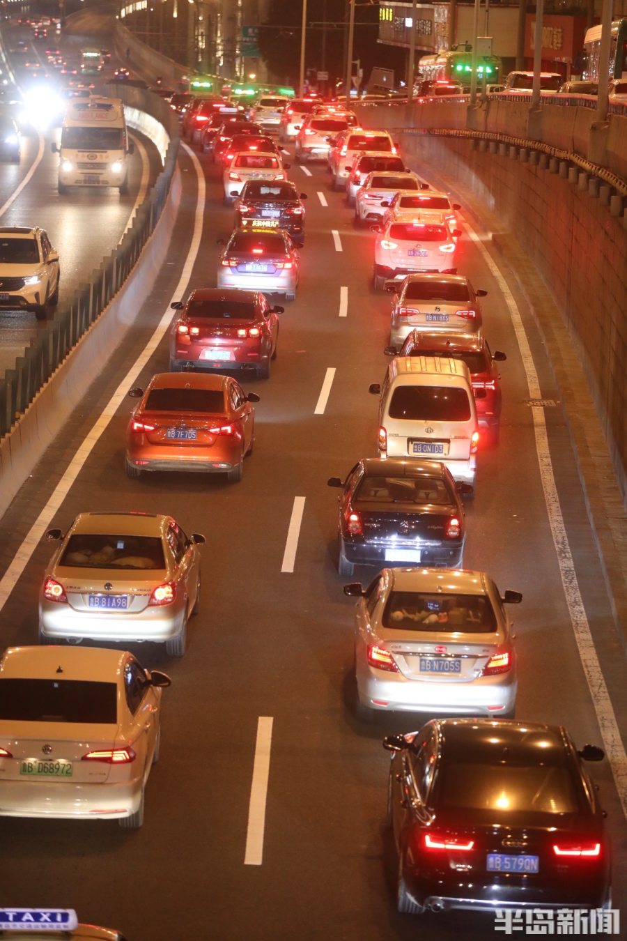 周五晚高峰青岛部分路段交通拥堵严重