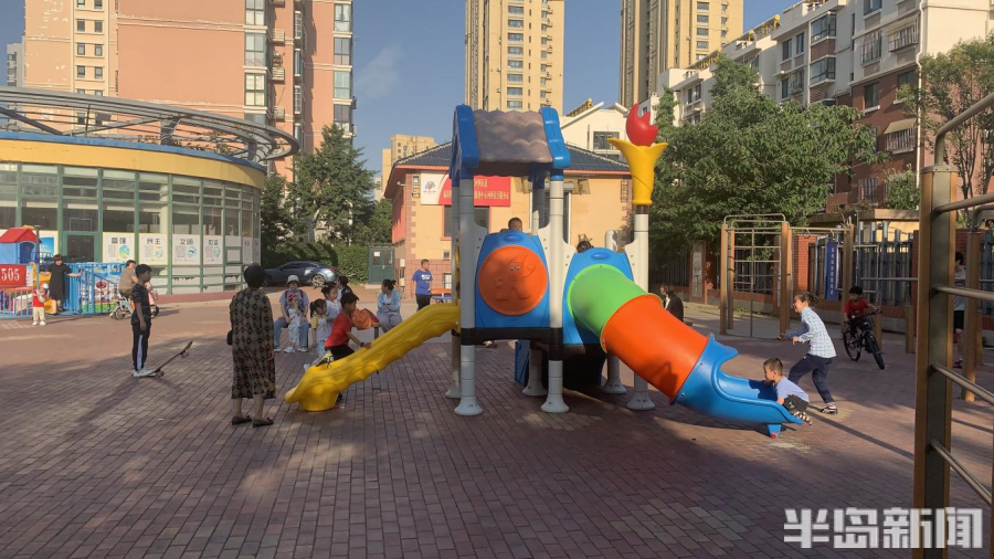 不同的健身队伍在打太极拳,舞太极剑;每天晚上,洛阳路街道的海琴广场