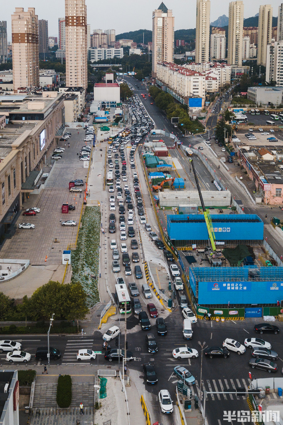 中秋假期临近青岛多条交通干道车辆排长龙