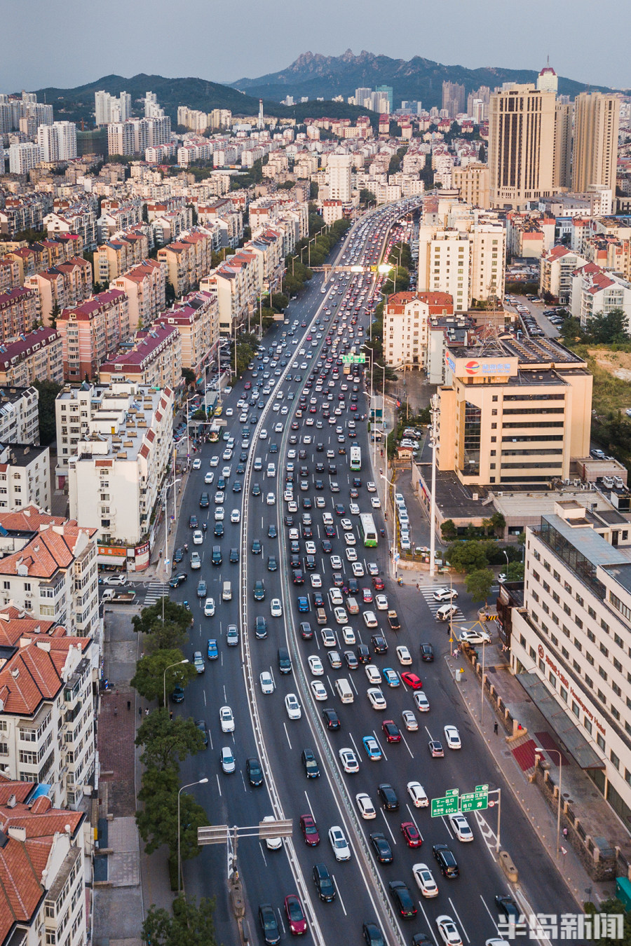 中秋假期临近青岛多条交通干道车辆排长龙