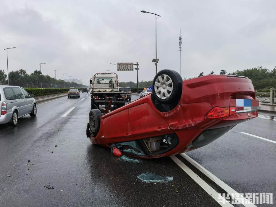 雨天翻车四轮朝天;万幸!安全带护佑司机平安