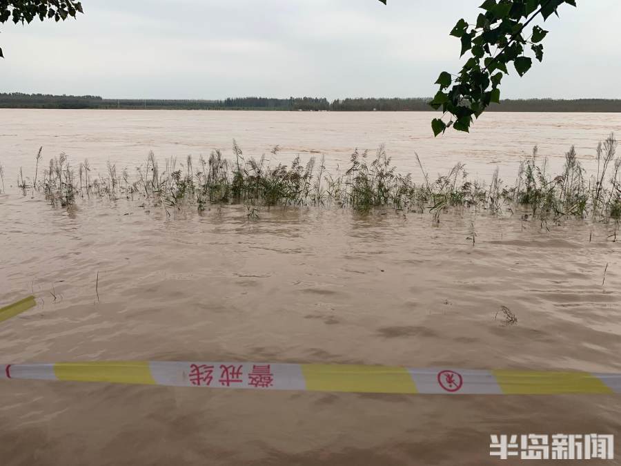 岸边全部拉起警戒线