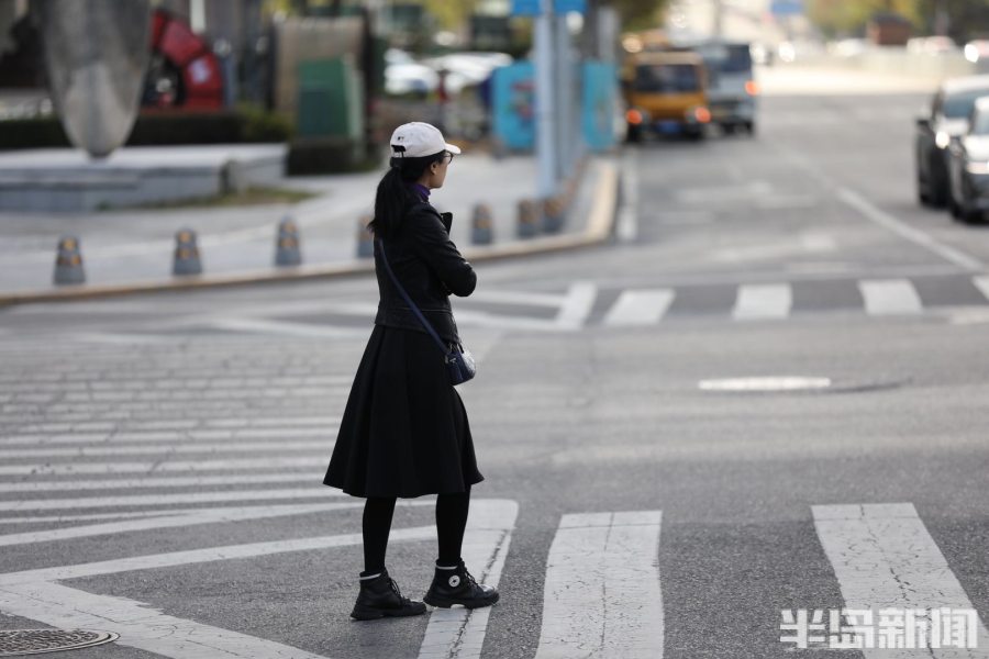 降温寒风凛冽行人瑟瑟发抖