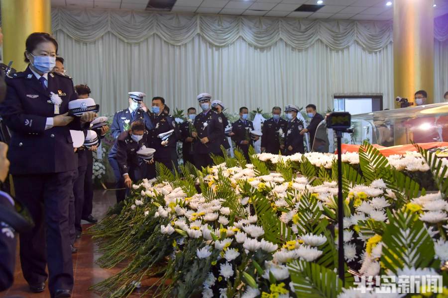 李涌同志遗体告别仪式在青岛市殡仪馆举行社会各界代表1200余人送英雄