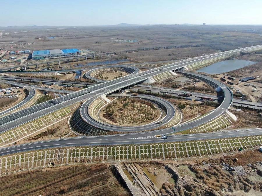 山东高速集团投资建设的董梁高速董家口至沈海高速段项目正式建成通车