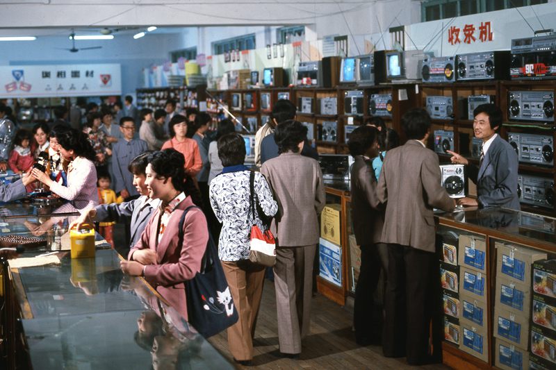 张岩《1985年,青岛第一百货商店电器柜台》二,人文类(一)金奖宋建青